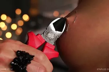 माँ अभी भी सेक्स चाहती है । सनी लियॉन की सेक्सी मूवी आज, वह कुत्ते की शैली का अभ्यास करना चाहती है ।