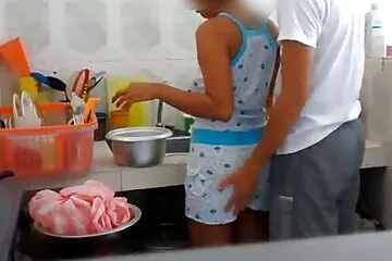 प्यारा रियल एस्टेट एजेंट एक ग्राहक को सनी लियोन के सेक्सी फुल मूवी समझाने के लिए उसे गधे का उपयोग करता है
